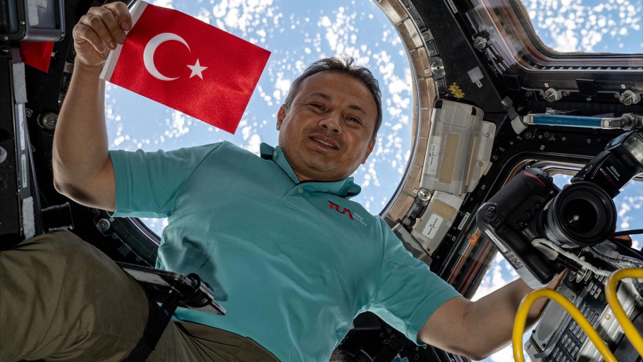 Türk astronot Alper Gezeravcı'nın dünya yolculuğu başladı