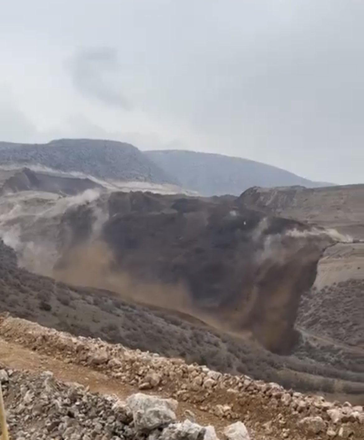 Erzincan'da korkutan patlama! Altın madeni yerle bir oldu