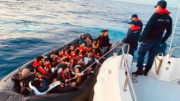 Denizin ortasında kalan kaçak göçmenler kurtarıldı