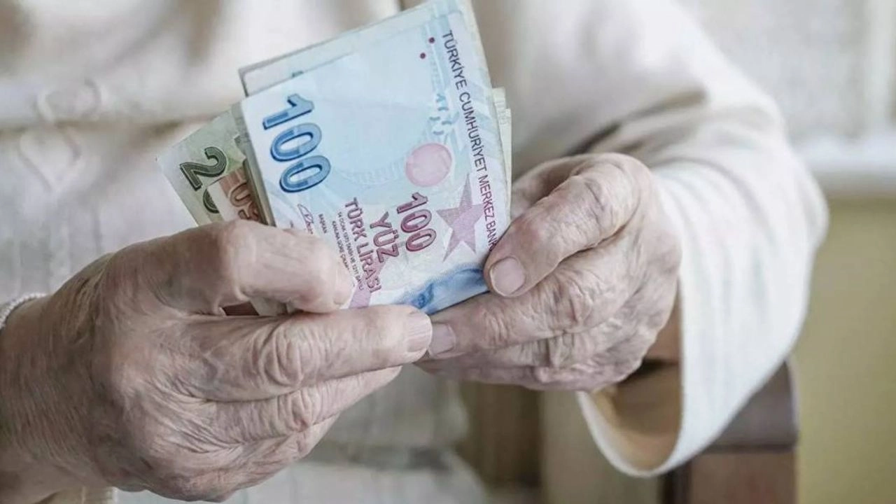 "Emeklilerin Büyük Beklentisi: 2024'te Maaşlar Ne Kadar Olacak? En Düşük Emekli Maaşı Şok Rakam!"