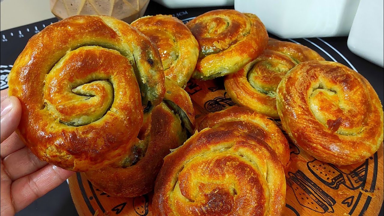Kahvaltıda ve Çay Saatlerinde Yiyebileceğiniz Ispanaklı Gül Böreği Tarifi: Sofralarınızı Süsleyecek Lezzet