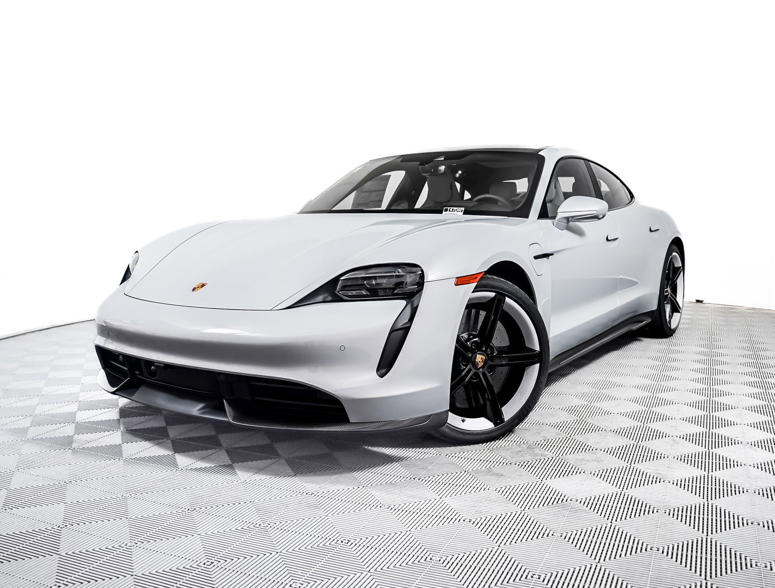 Porsche Taycan: Kışın Hızlı Şarjlı Elektrikli Spor Sedan! İlkbaharda Yollara Çıkacak...