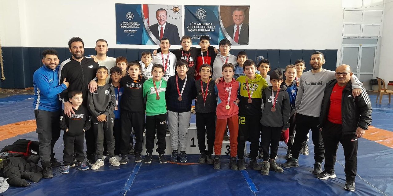 Karatay Belediyespor Güreş Takımı’ndan 16 Madalyalık Başarı
