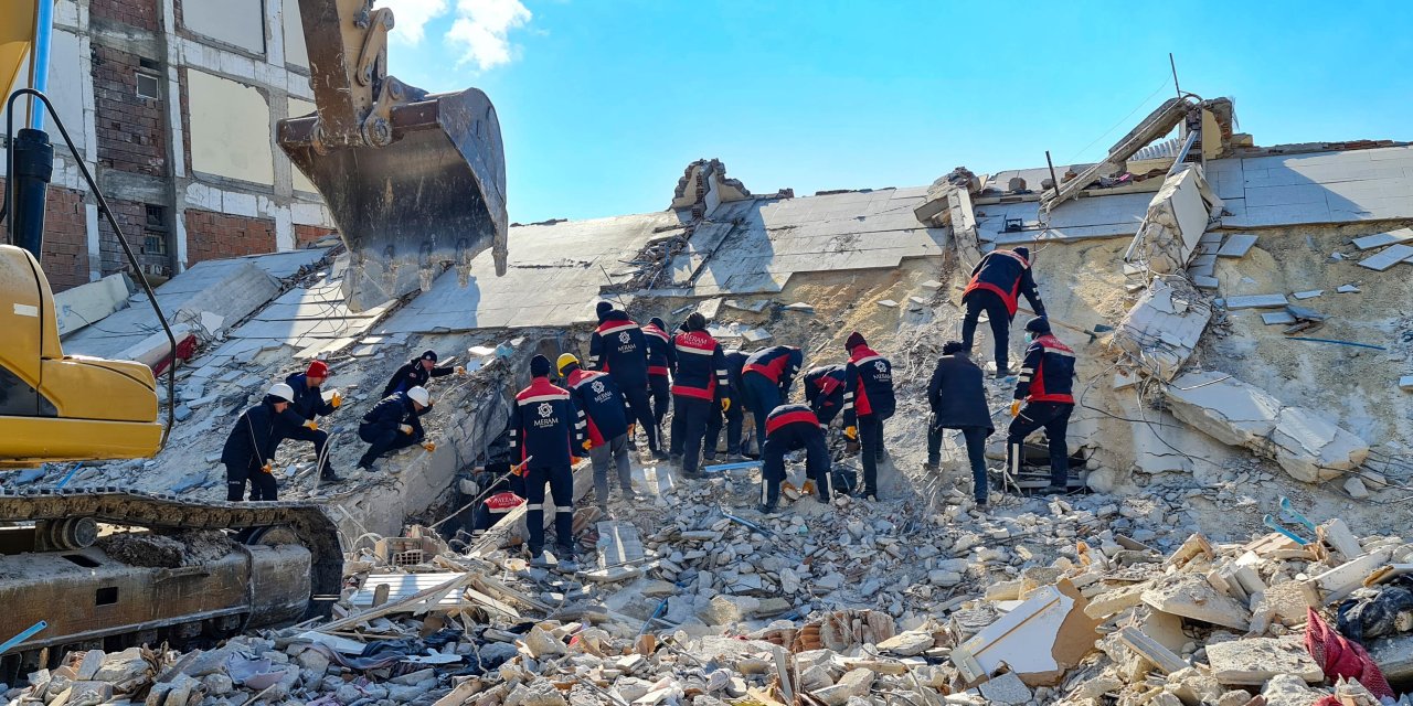 Depremin ilk anında Konya'dan bölgeye çıkarma